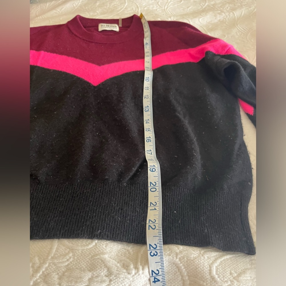 💯 cashmere sweater by 27 Miles Malibu pink burgundy black ski inspired print - Picture 7 of 7